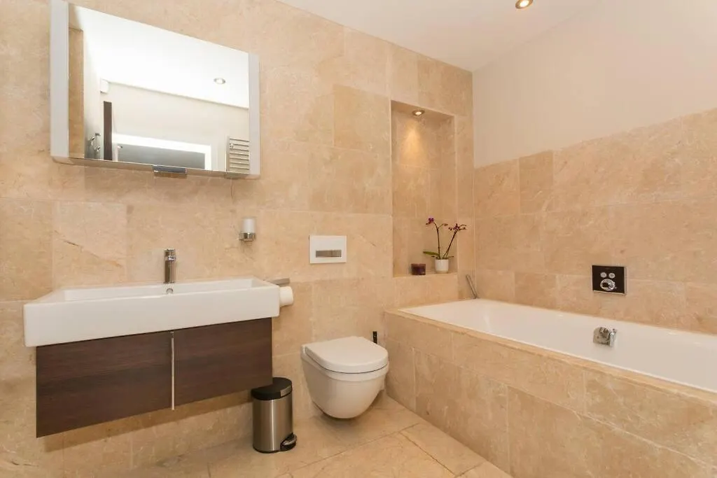 Stylish Penthouse Apartment With Hot Tub Bath