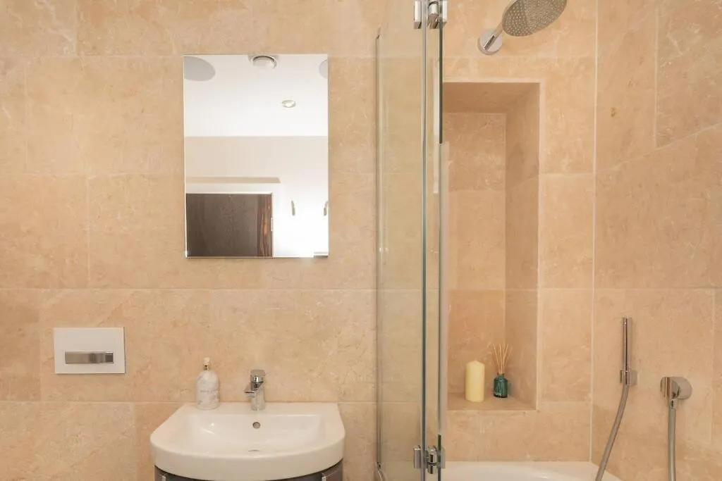 Stylish Penthouse Apartment With Hot Tub Bath 0*,