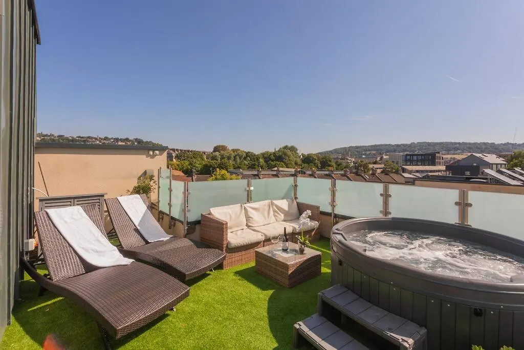 Stylish Penthouse Apartment With Hot Tub Bath