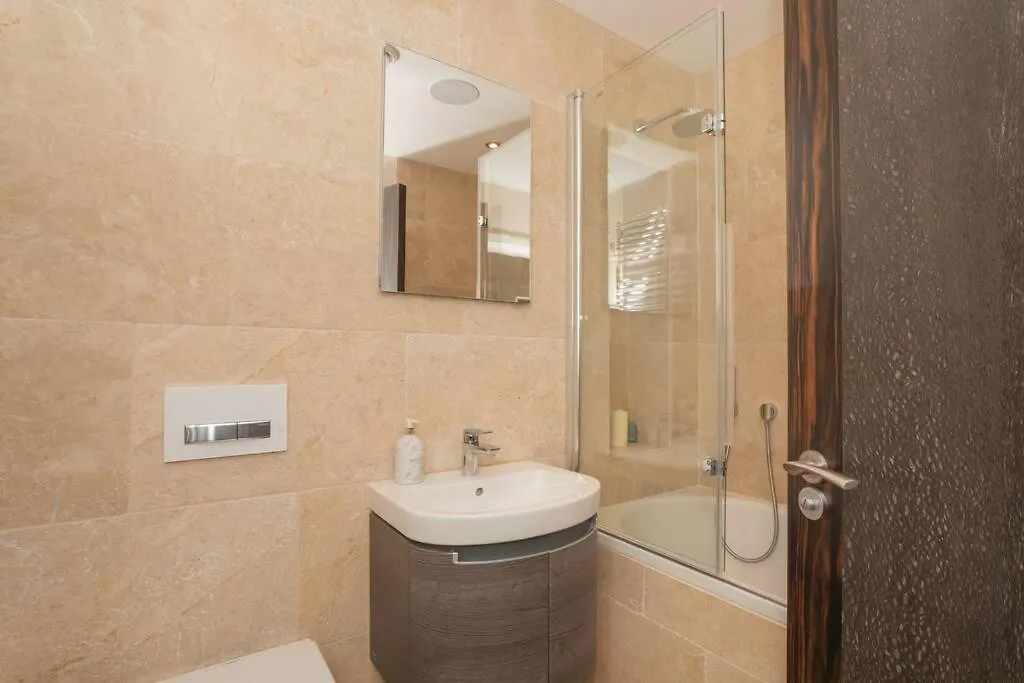Stylish Penthouse Apartment With Hot Tub 바스 영국